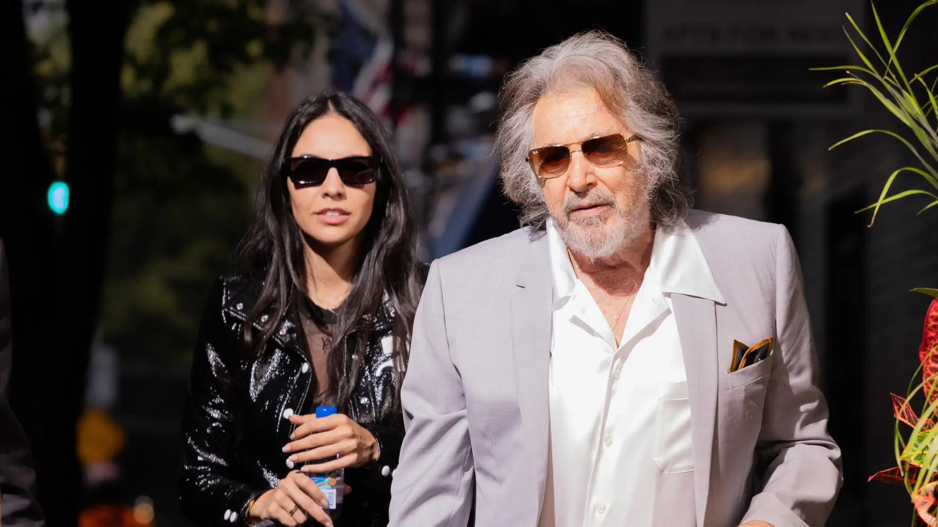 Al Pacino junto a su pareja Noor Alfallah