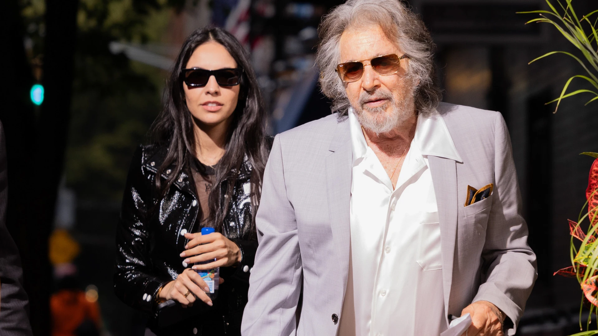 Al Pacino junto a su pareja Noor Alfallah