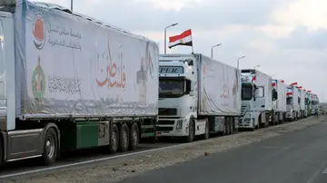 Camiones con ayuda humanitaria se acumulan en la frontera de Egipto con la Franja de Gaza