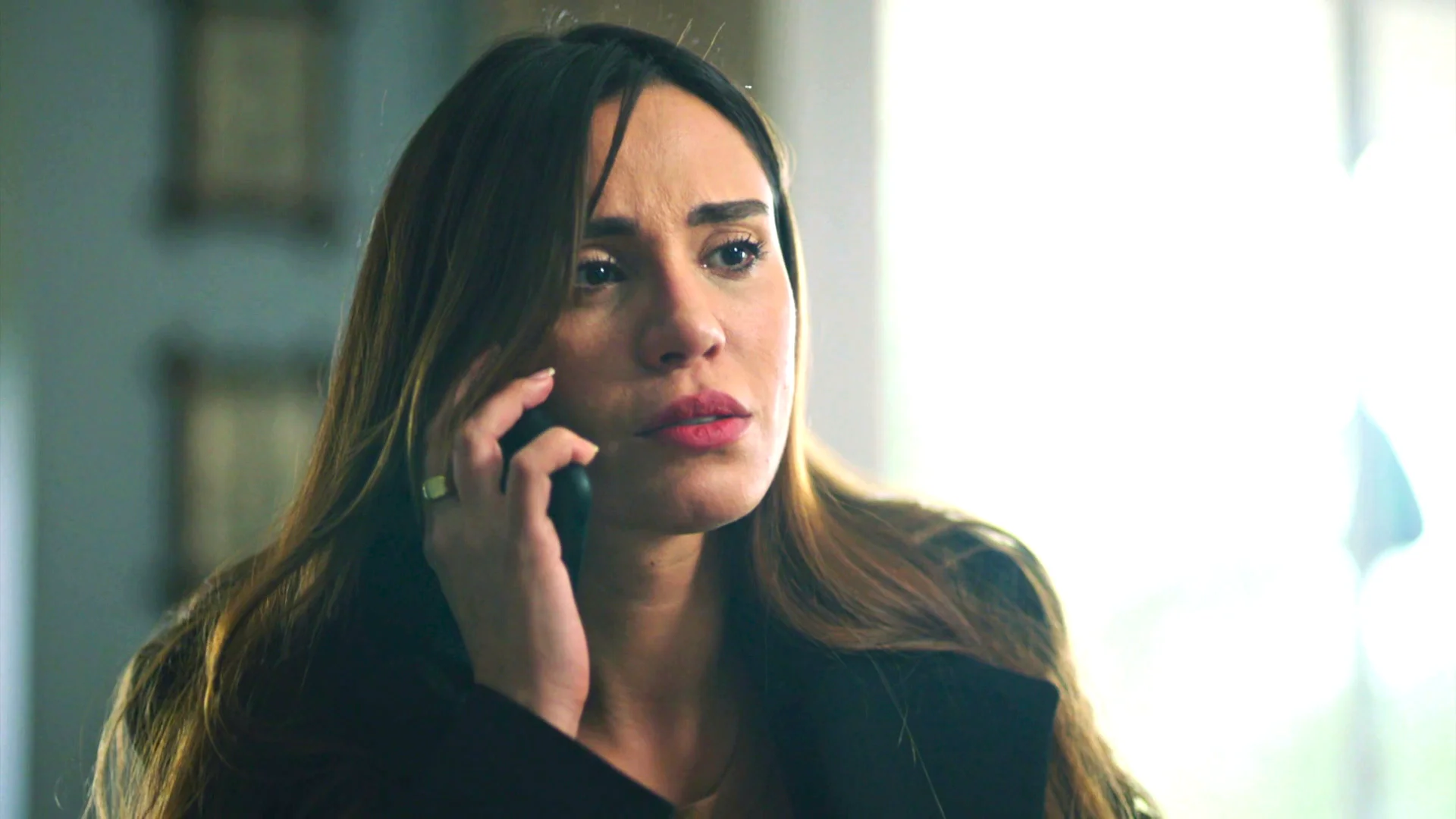 Derya está desesperada... ¡la fiscal descubre que Pars ha dimitido y que ha desaparecido sin dejar rastro! Derya está desesperada... ¡la fiscal descubre que Pars ha dimitido y que ha desaparecido sin dejar rastro!