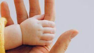 Imagen de archivo de la mano de un beb&eacute;