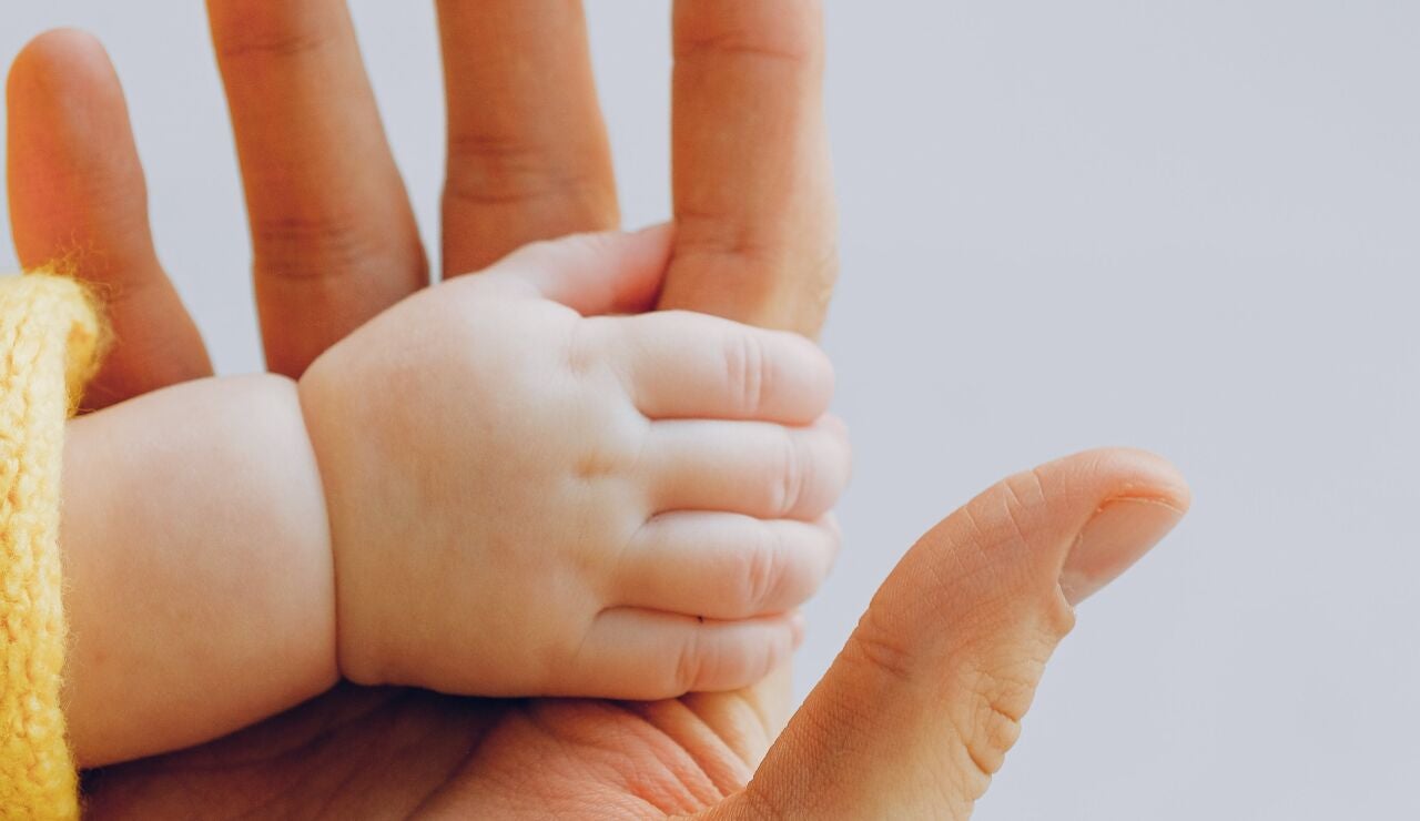 Imagen de archivo de la mano de un beb&eacute;
