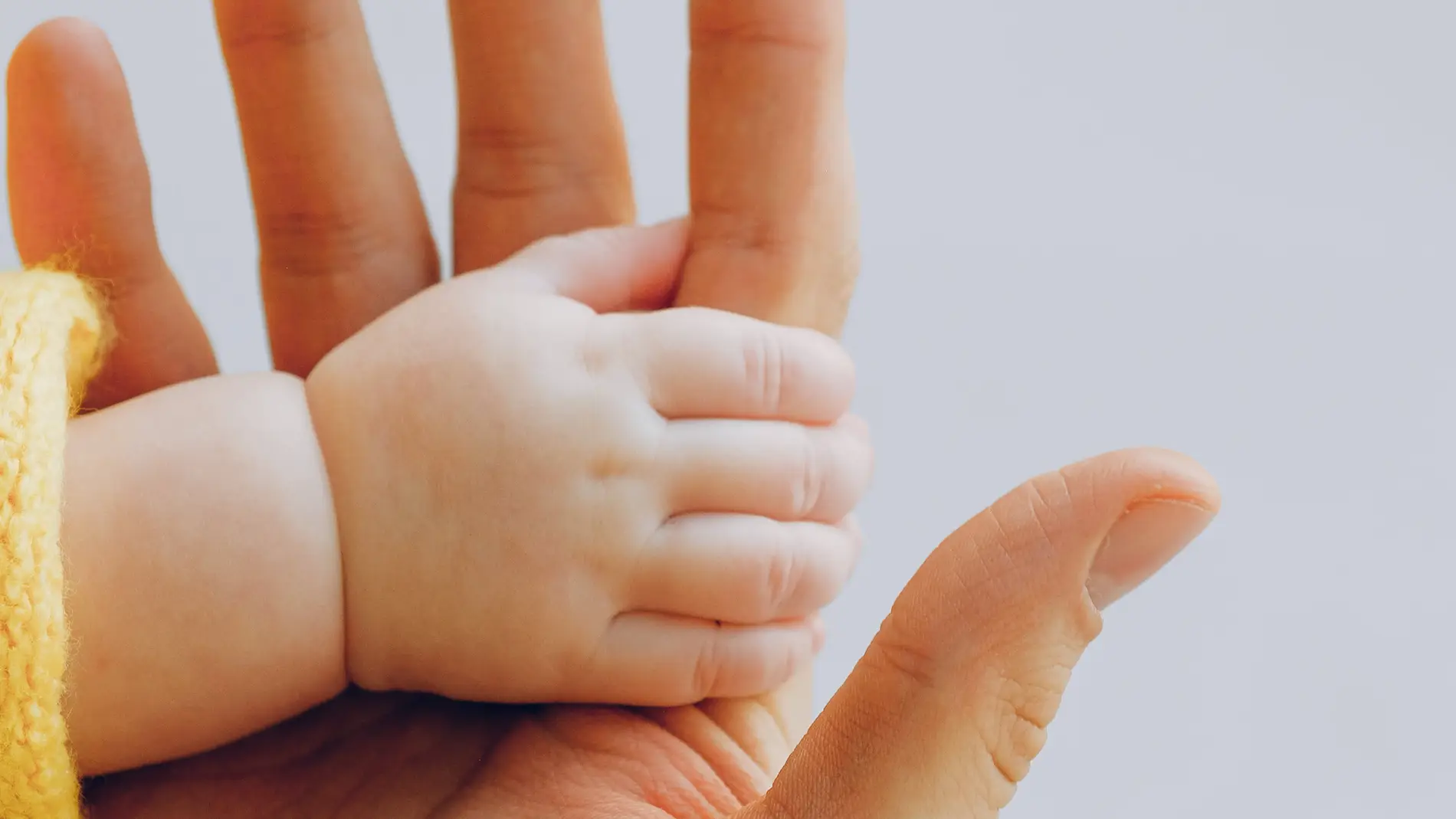 Imagen de archivo de la mano de un bebé