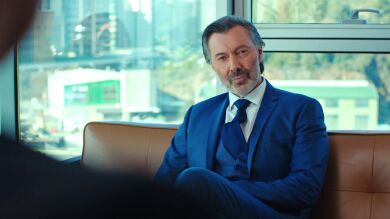 ¡Halit en apuros de la empresa! Nadir se ofrece a ayudarle pero le rechaza tajantemente