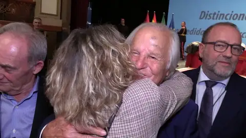 Mari Ángeles Raigón se funde en un abrazo con su padre, Manuel Benítez El Cordobés Mari Ángeles Raigón se funde en un abrazo con su padre, Manuel Benítez El Cordobés