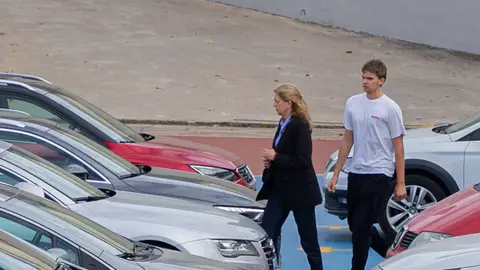 Miguel Urdangarin, con su madre la infanta Cristina Miguel Urdangarin, con su madre la infanta Cristina