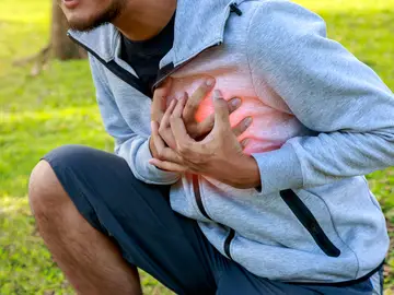 Joven sufriendo un infarto Joven sufriendo un infarto