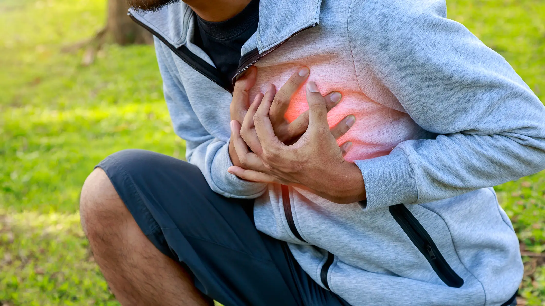 Joven sufriendo un infarto