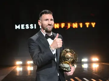 Leo Messi posa con el Balón de Oro 2023 Leo Messi posa con el Balón de Oro 2023