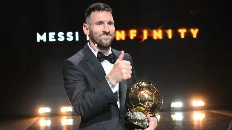 Leo Messi posa con el Balón de Oro 2023 Leo Messi posa con el Balón de Oro 2023