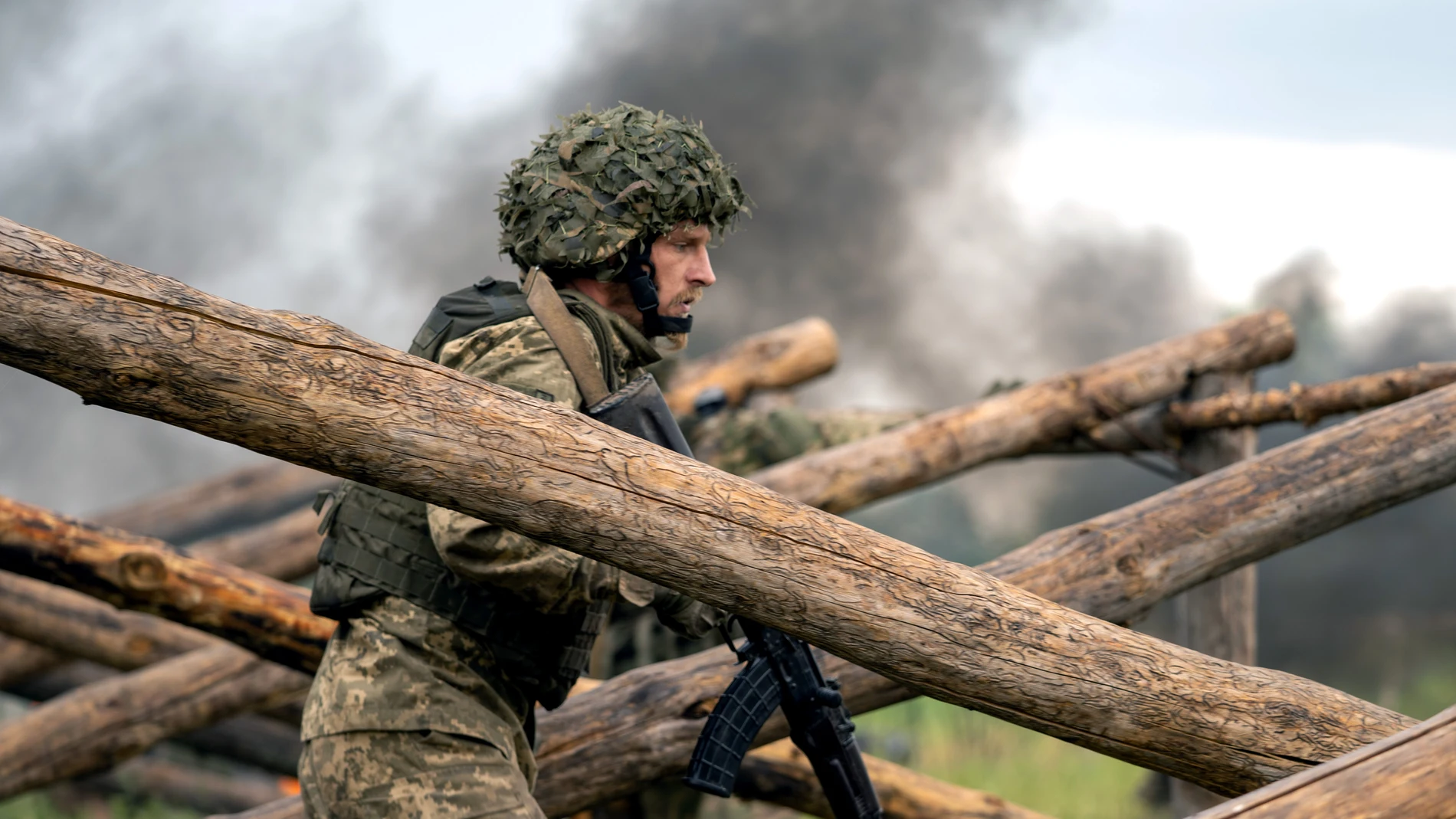 Soldado ucraniano luchando en el frente
