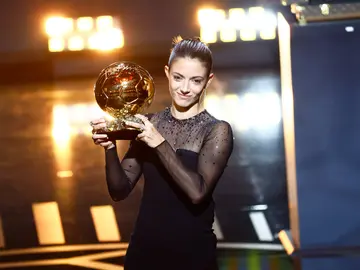 Aitana Bonmatí posa con el Balón de Oro 2023 Aitana Bonmatí posa con el Balón de Oro 2023