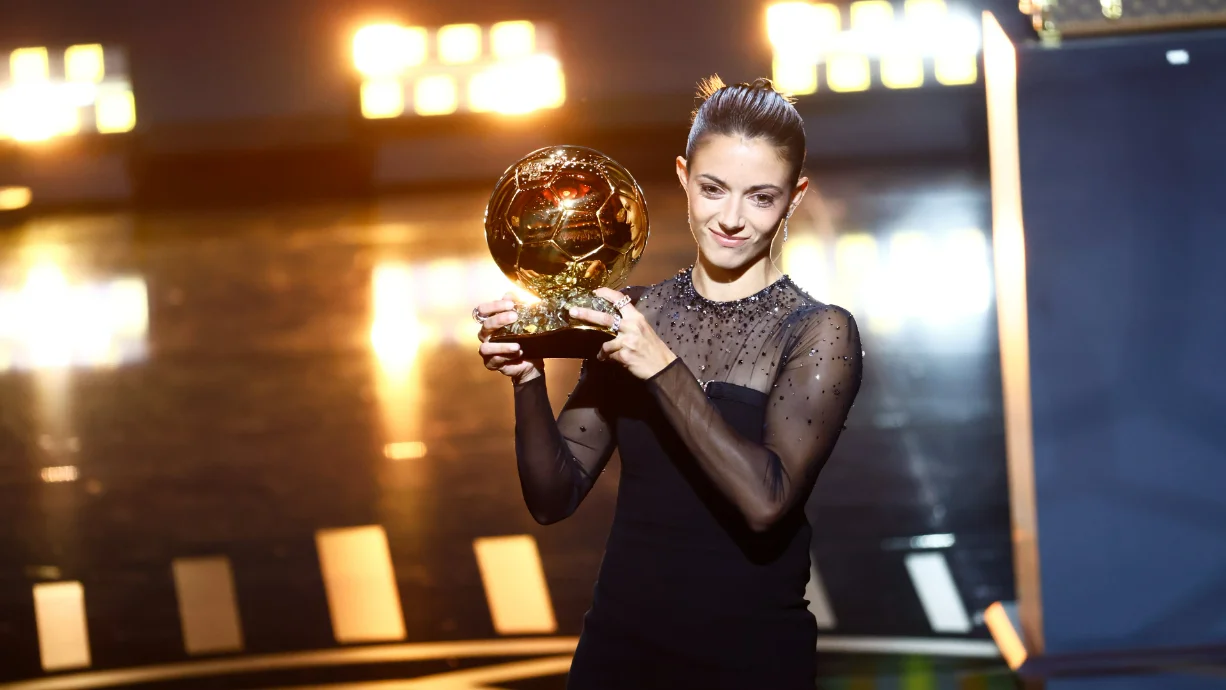 Aitana Bonmatí posa con el Balón de Oro 2023 Aitana Bonmatí posa con el Balón de Oro 2023