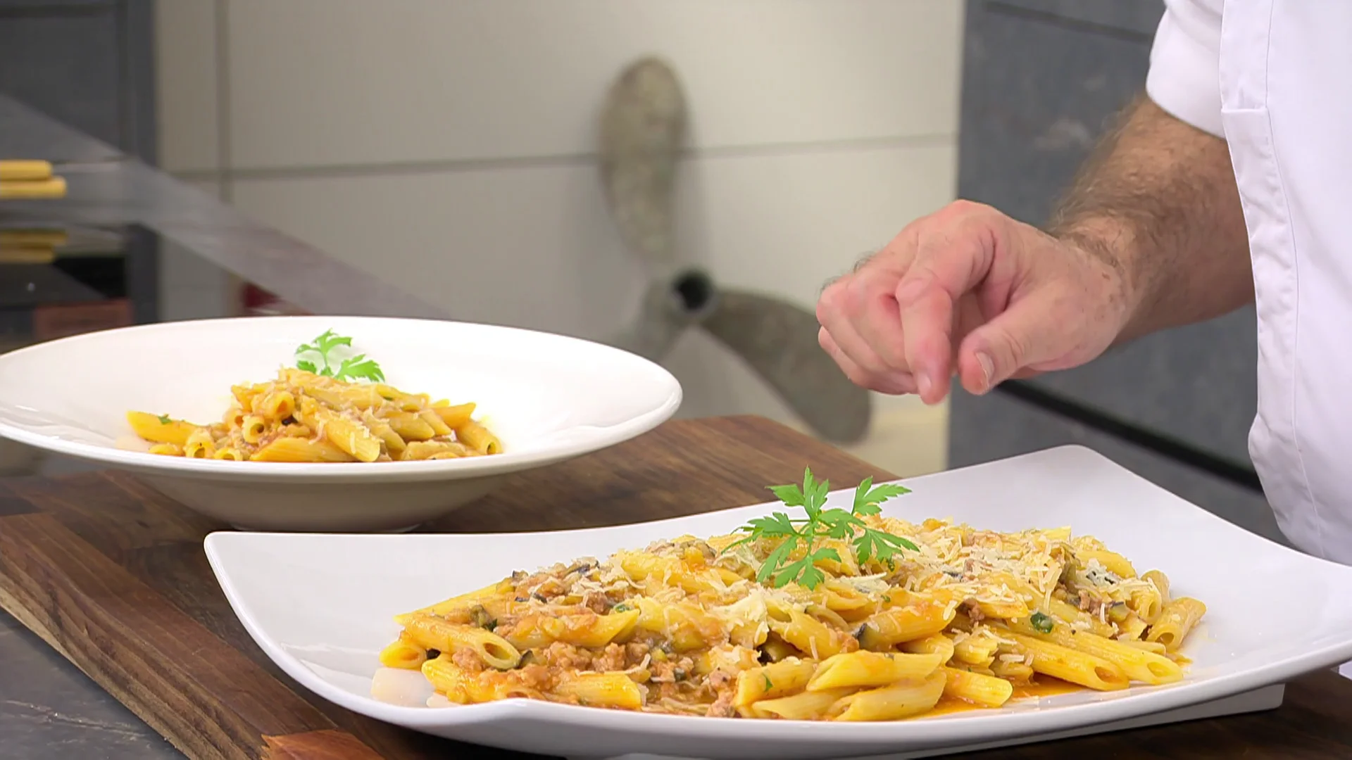 Macarrones con salchichas y berenjena