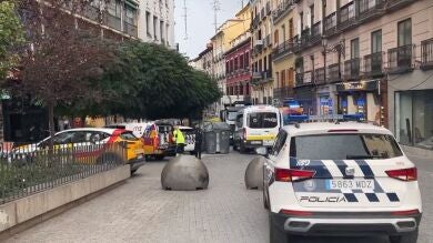 Muere un hombre atropellado por el camión de la basura en el centro de Madrid