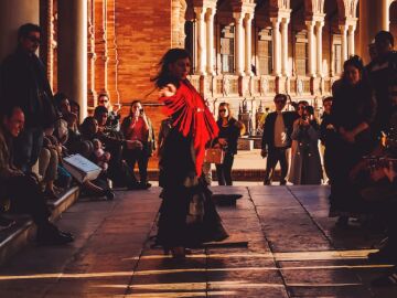 Una mujer bailando flamenco