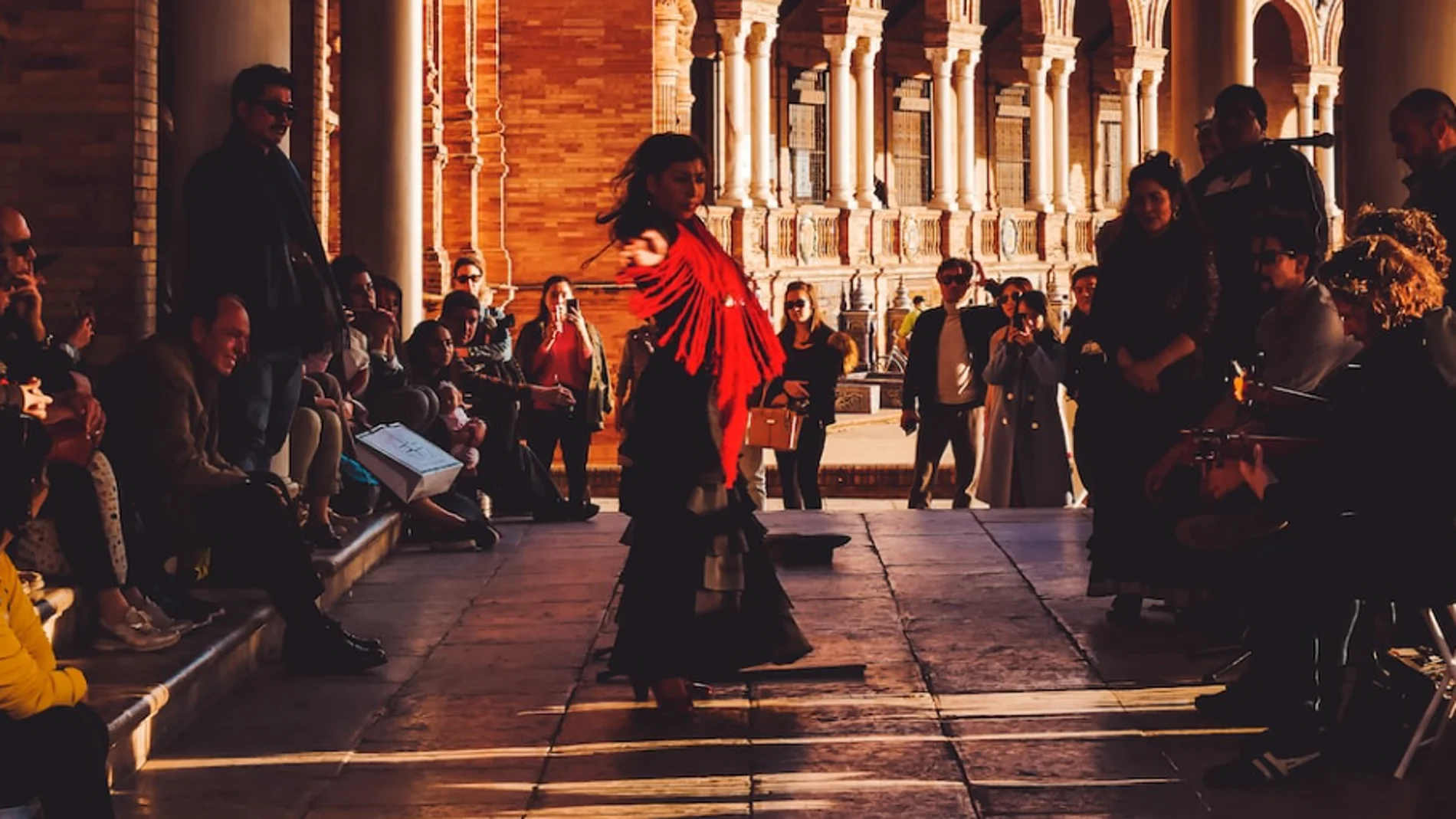 Una mujer bailando flamenco