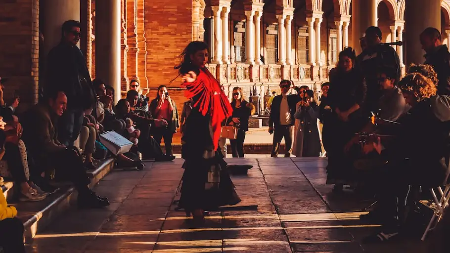 Una mujer bailando flamenco Una mujer bailando flamenco