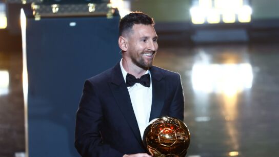 Leo Messi posa con su octavo Bal&oacute;n de Oro