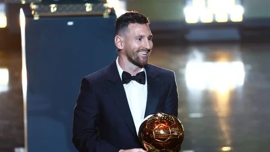 Leo Messi posa con su octavo Balón de Oro Leo Messi posa con su octavo Balón de Oro