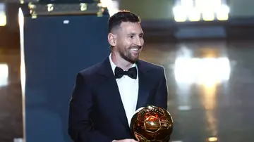 Leo Messi posa con su octavo Balón de Oro
