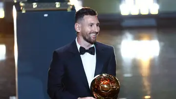 Leo Messi posa con su octavo Balón de Oro Leo Messi posa con su octavo Balón de Oro