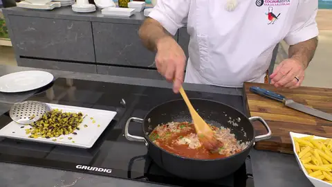 Añade después la salsa de tomate Añade después la salsa de tomate