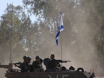 Soldados israelíes patrullando la frontera con Gaza