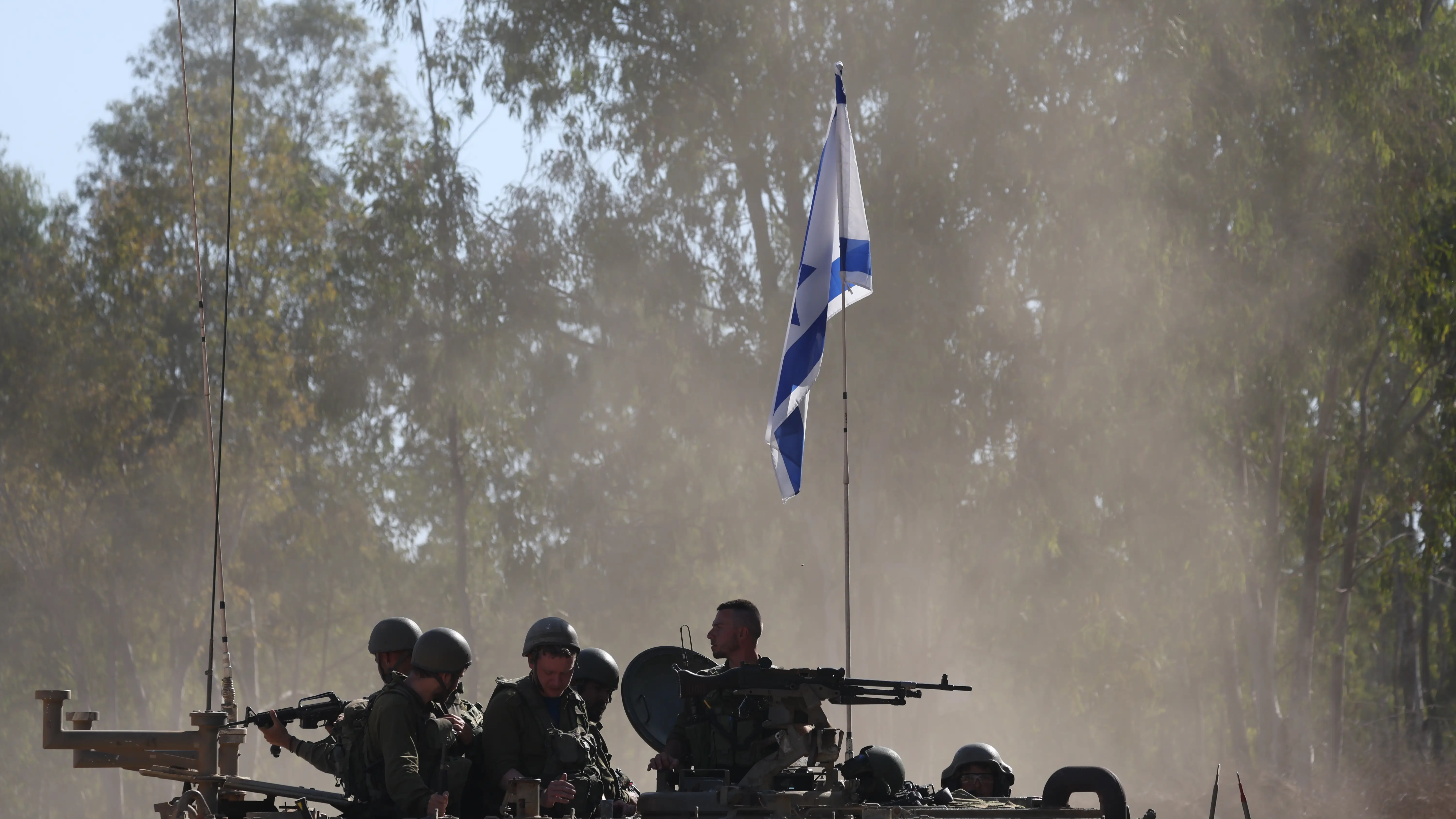 Soldados israel&iacute;es patrullando la frontera con Gaza