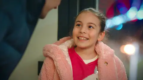 Los Eren, ilusionados, visitan el que va a ser su nuevo hogar: “El ático es tan grande como nuestra casa” Los Eren, ilusionados, visitan el que va a ser su nuevo hogar: “El ático es tan grande como nuestra casa”