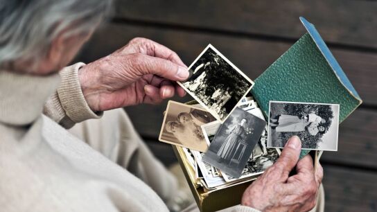 Imagen de archivo de una persona mayor con fotograf&iacute;as