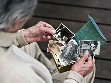 Imagen de archivo de una persona mayor con fotografías Imagen de archivo de una persona mayor con fotografías