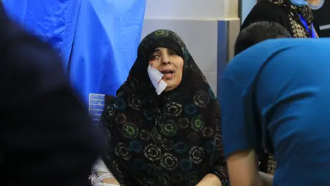 Una mujer atendida en un hospital de Gaza