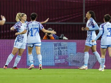 Alexia Putellas celebra junto a sus compañeras el gol ante Suiza