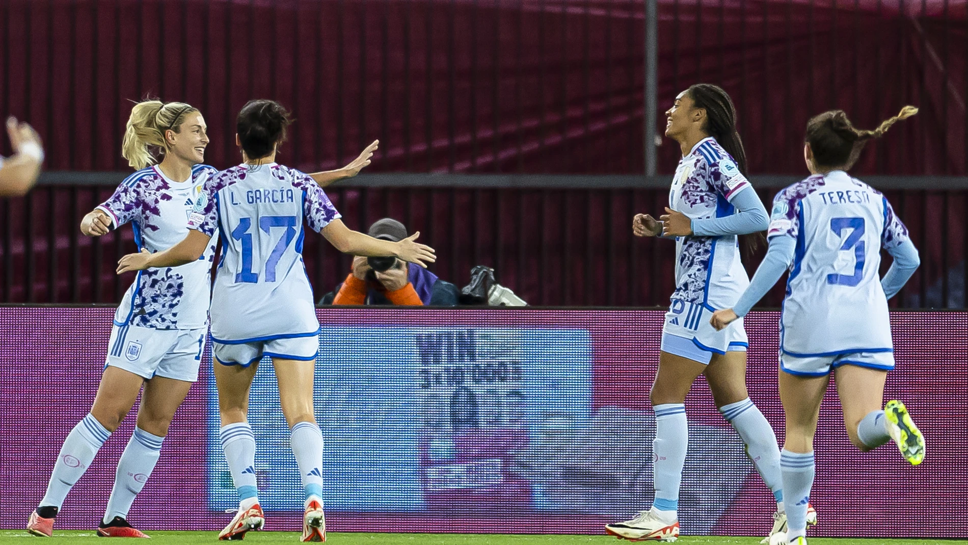 Alexia Putellas celebra junto a sus compañeras el gol ante Suiza