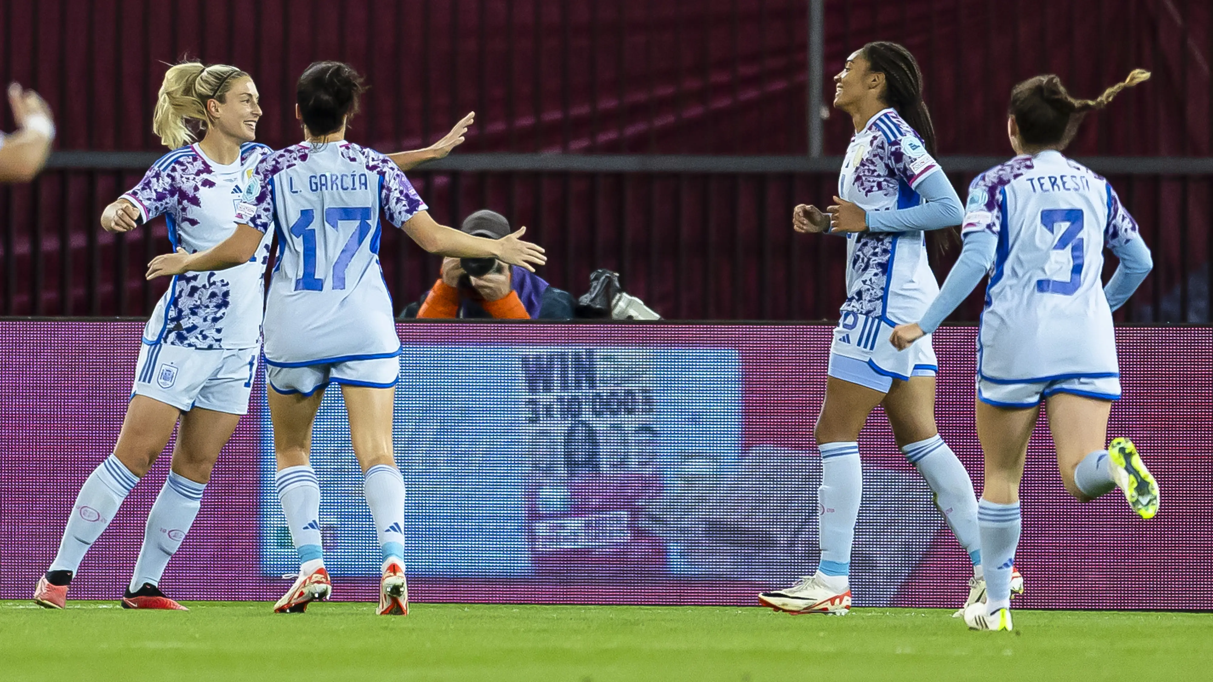Alexia Putellas celebra junto a sus compañeras el gol ante Suiza Alexia Putellas celebra junto a sus compañeras el gol ante Suiza