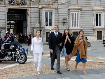 La Familia Real sale a saludar a la Plaza de Oriente