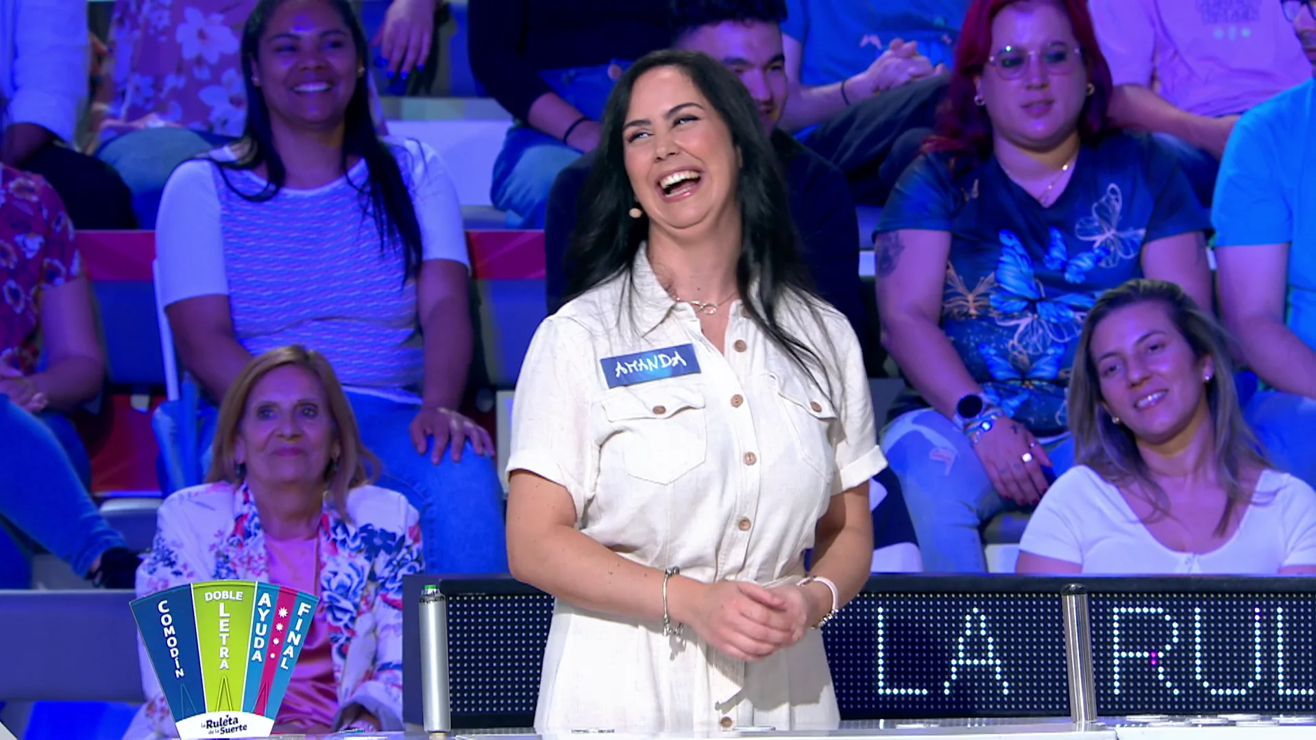 Amanda, la concursante que invita a todo el plat&oacute; de La ruleta de la suerte a una ca&ntilde;a