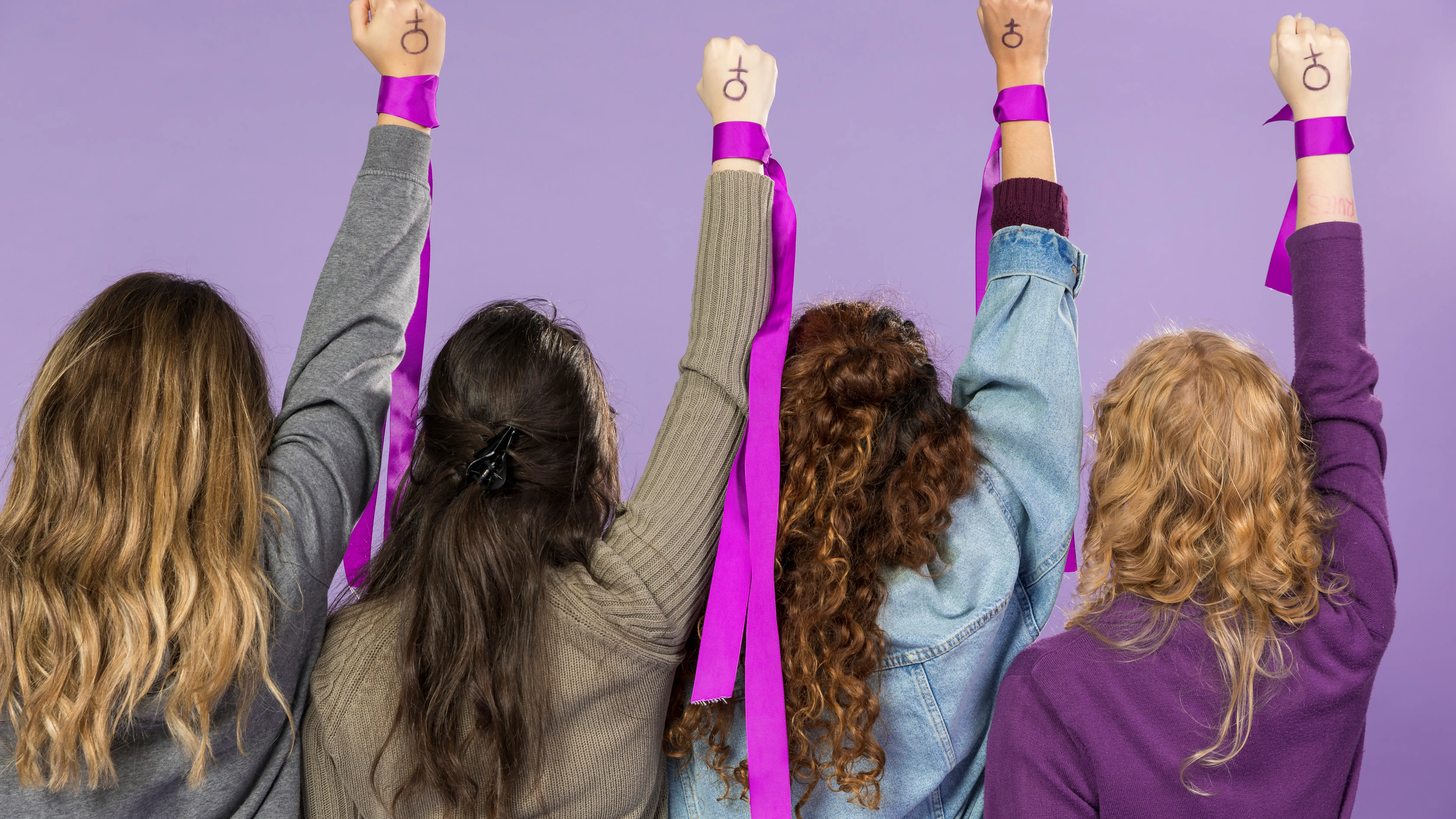 Mujeres empoderadas posando 