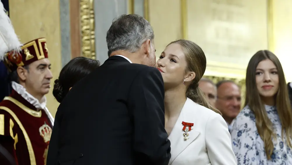 Felipe VI le da un beso a la princesa Leonor