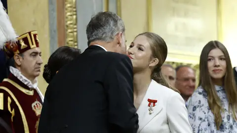 Felipe VI le da un beso a la princesa Leonor Felipe VI le da un beso a la princesa Leonor