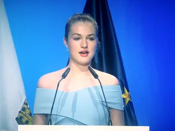 El azul, el color de Leonor en diferentes etapas ¡Así ha evolucionado su estilismo! El azul, el color de Leonor en diferentes etapas ¡Así ha evolucionado su estilismo!