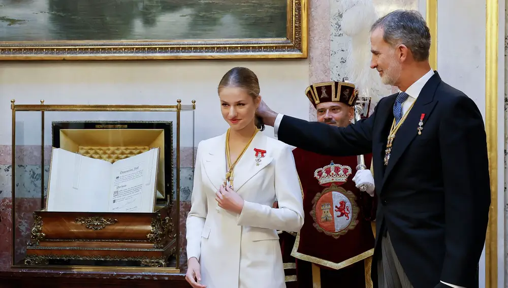 Felipe VI le coloca la coleta a la princesa Leonor