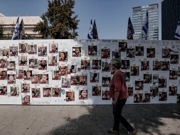 Familiares de los secuestrados se concentran en la plaza del Museo de Arte de Tel Aviv