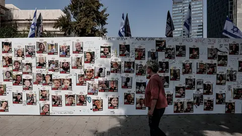 Familiares de los secuestrados se concentran en la plaza del Museo de Arte de Tel Aviv Familiares de los secuestrados se concentran en la plaza del Museo de Arte de Tel Aviv