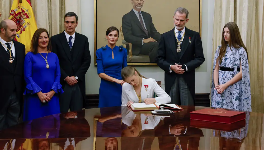 La princesa Leonor firma el libro de honor del Congreso
