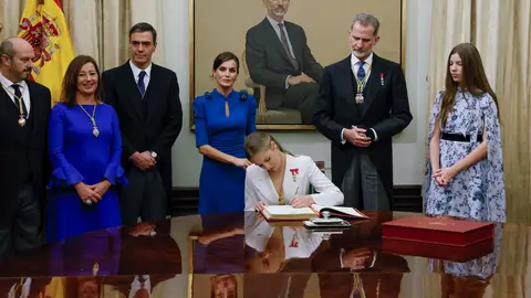 La princesa Leonor firma el libro de honor del Congreso La princesa Leonor firma el libro de honor del Congreso