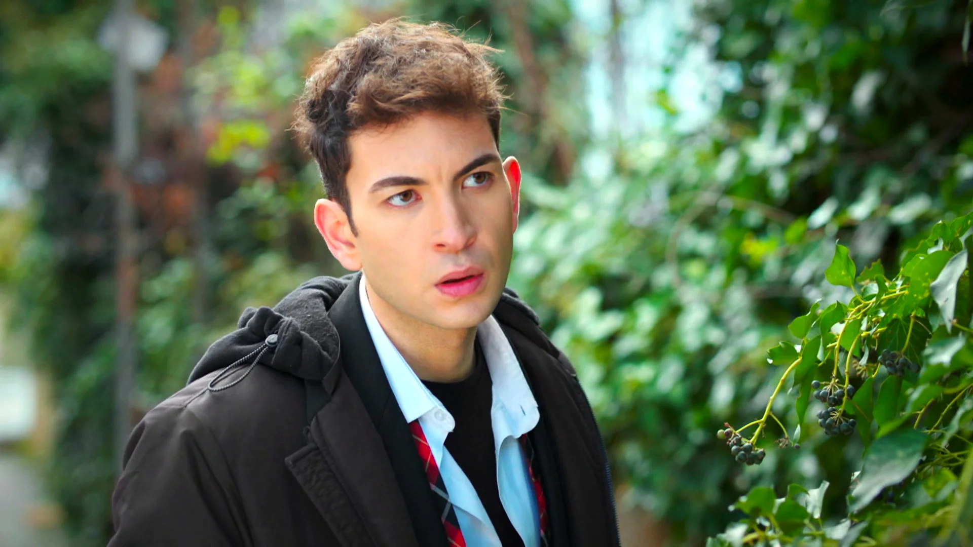Tolga descubre la dif&iacute;cil situaci&oacute;n en la que vive la peque&ntilde;a Bahar junto a su hermana Zehra