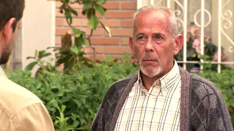 ¿Entregarse o huir?: Carlos recibe un alarmante ultimátum de su padre ¿Entregarse o huir?: Carlos recibe un alarmante ultimátum de su padre