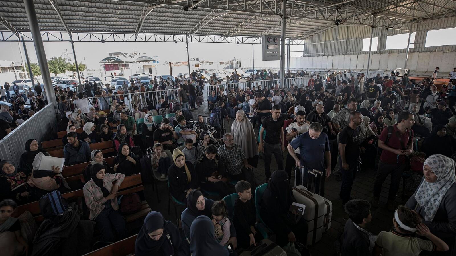 Un médico español logra salir de la Franja de Gaza por el paso de Rafah